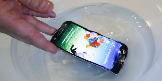 Smartphone tombé dans l'eau : que faire ? Voici les gestes qui sauvent ! 